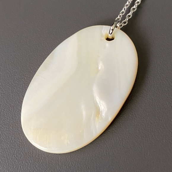Natural Shell Mother of Pearl Pendant Necklace - Picture 8 of 9